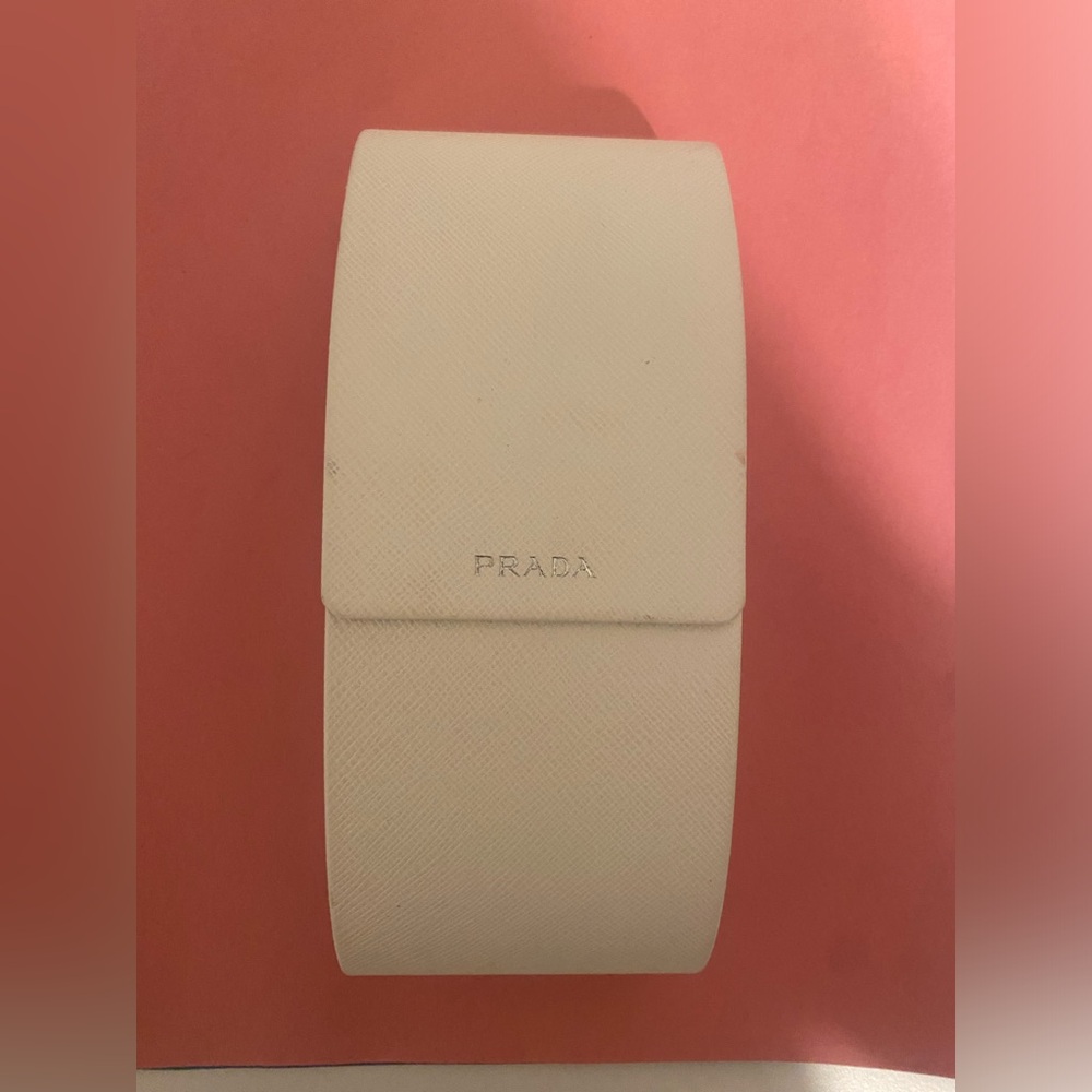 SOLD 😊 Prada white case for sunglasses 🕶️ velvet interior ✨